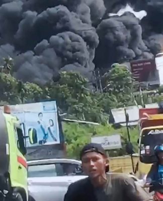 Gudang Minyak Meledak di Jalan Lingkar Barat Alam Barajo