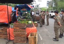 Dinilai Mengganggu, Petugas Tertibkan Lapak Pedagang di Sepanjang Jalan Pasar Atas Bungo