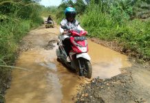 Keluhkan Jalan Penghubung Tiga Desa, Warga Sebut Bak Kubangan Kerbau