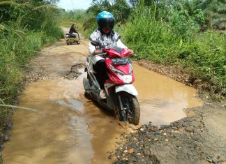 Keluhkan Jalan Penghubung Tiga Desa, Warga Sebut Bak Kubangan Kerbau