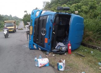Akibat Sopir Mengantuk, Truk Tangki Muatan Solar Tumbang