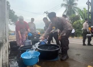 Polda Jambi Gerak Cepat Salurkan Air Bersih ke Warga Seberang yang Krisis Air