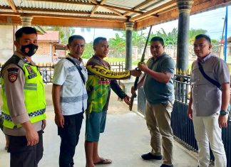 Warga Serahkan Senpi Rakitan ke Bhabinkamtibmas Desa Teluk Kecimbung