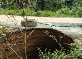 Warga Desa Sungai Merah Mengeluh, Jalan Nyaris Amblas