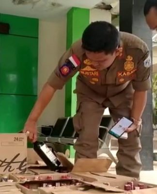 Satpol PP Kota Jambi Amankan Ratusan Botol Minol Tak Berizin