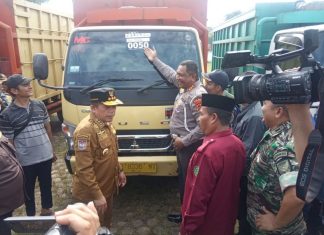 Al Haris Pasang Stiker Nomor Lambung Kendaraan Batubara