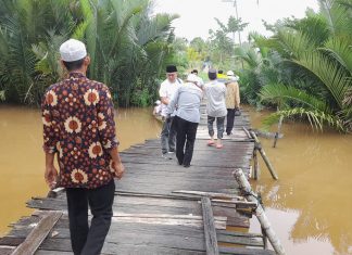 Nyaris Ambruk, Warga dan Dewan Desak Pemkab Tanjabbar Perbaiki Jembatan