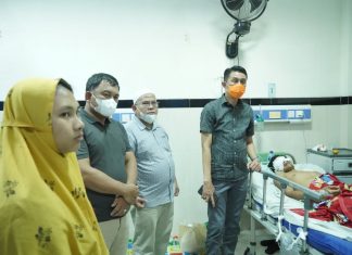Pj Bupati Bachyuni Jenguk Warganya yang Diserang Beruang, Pastikan Pemkab Bantu Pengobatan