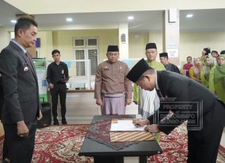 Pj Bupati Bachyuni Pimpin Pengambilan Sumpah Janji Jabatan Kadis Dukcapil Muaro Jambi