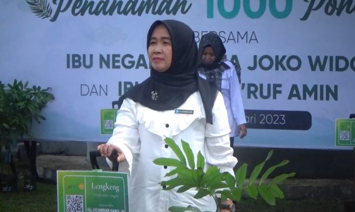 hesti-haris-saat-penanaman-1000-pohon-1
