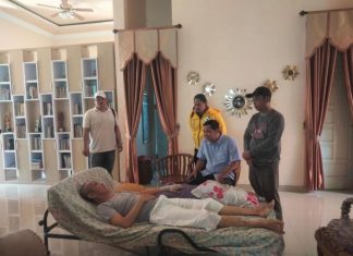 Wakil Ketua DPRD Tanjab Barat Jenguk Sekda yang Alami Musibah Kecelakaan