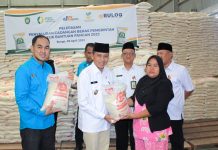 Wabup Apri Serahkan Bansos ke Keluarga Penerima Manfaat