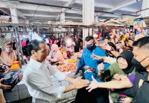 Presiden Jokowi Cek Harga Komoditas Pangan di Pasar Rakyat Talang Banjar Jambi