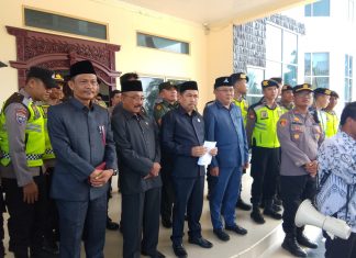 Ketua DPRD dan Komisi I Terima Aksi Damai Forum Honorer Tanjab Barat