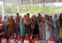 Pj Bupati Sarolangun Serahkan Bantuan Makanan Tambahan Bagi Anak Resiko Stunting