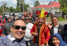 Tampil Beda dengan Baju Adat, DPD NasDem Bungo Daftarkan Bacaleg untuk Pemilu 2024