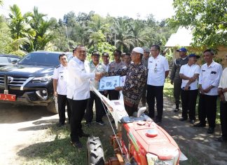 Kunjungan ke Bathin III Ulu, Bupati Bungo Tanam Padi dan Serahkan Alsintan