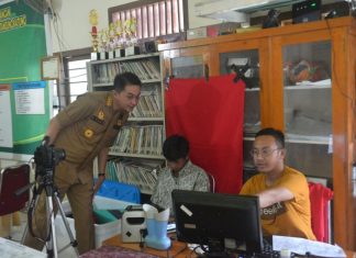 Pj Bupati Bachyuni Deliansyah Pantau Perekam E-KTP di Kantor Desa Tanjung Katung