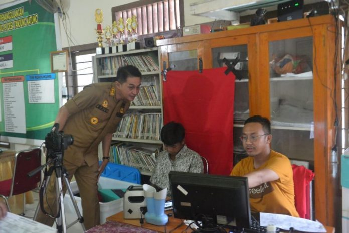 Penjabat_Bupati_Muaro_Jambi_Bachyuni_Deliansyah,_SH_,_MH_Melakukan_Pemantauan_Perekam_E-_KTP