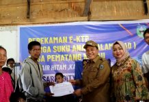 PJ Bupati Bachril Bakri Jemput Bola Perekaman e-KTP Warga SAD di Air Hitam