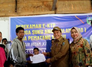 PJ Bupati Bachril Bakri Jemput Bola Perekaman e-KTP Warga SAD di Air Hitam