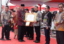 Bupati Bungo Mashuri Terima Penghargaan di PENAS Petani Nelayan XVI