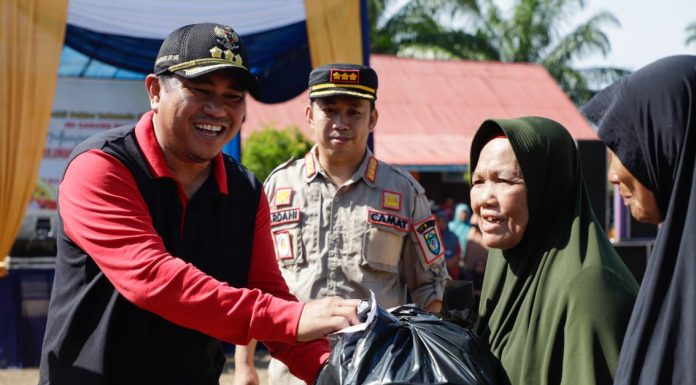 Hari Bakti Dokter Indonesia, Bupati Bungo Serahkan Bantuan Sembako ke Lansia