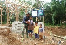 Kedekatan Anggota Satgas TMMD ke-117 Kodim 0416/Bute dengan Anak-anak Desa Talang Silungko