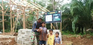 Kedekatan Anggota Satgas TMMD ke-117 Kodim 0416/Bute dengan Anak-anak Desa Talang Silungko