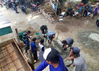Kompak, Satgas TMMD ke-117 Kodim 0416/Bute Bersama Warga Gotong Royong Perbaiki Mushola