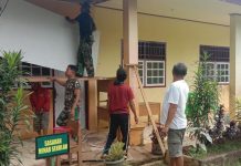 Masyarakat Bersama Personel Satgas TMMD Antusias Rehab SDN 57 Talang Silungko