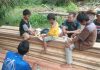 Kian Akrab, Anak-anak Terlihat Senang Diajak Makan Siang Bersama Satgas TMMD