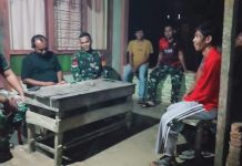 Makan Bersama Hingga Bercengkerama di Rumah Orang Tua Asuh, Wujud Kemanunggalan TNI – Rakyat