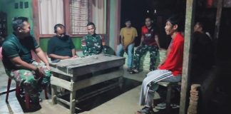 Makan Bersama Hingga Bercengkerama di Rumah Orang Tua Asuh, Wujud Kemanunggalan TNI – Rakyat
