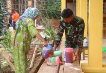 Kebersamaan Anggota Satgas TMMD ke-117 dengan Warga Disela Istirahat Pembuatan Tandon Air Bersih