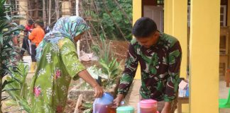 Kebersamaan Anggota Satgas TMMD ke-117 dengan Warga Disela Istirahat Pembuatan Tandon Air Bersih