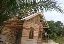 Rehab Rumah Milik Edi Candra Hampir Rampung, Satgas TMMD Mulai Pasang Atap