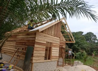 Rehab Rumah Milik Edi Candra Hampir Rampung, Satgas TMMD Mulai Pasang Atap
