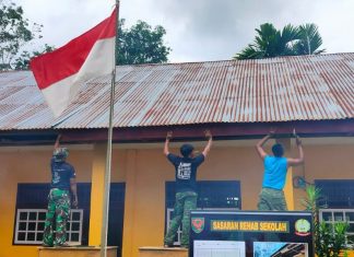 Dibantu Warga, Satgas TMMD ke-117 Kodim 0416/Bute Pasang Lisplang Sekolah