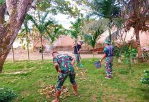 Satgas TMMD ke-117 Kodim 0416/Bute Bantu Warga Bersihkan Pekarangan Rumah