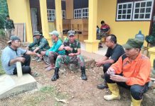 Isi Waktu Istirahat Siang, Satgas TMMD ke-117 Kodim 0416/Bute Bercengkeram Bersama Warga