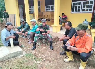 Isi Waktu Istirahat Siang, Satgas TMMD ke-117 Kodim 0416/Bute Bercengkeram Bersama Warga