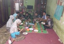 Kebersamaan Anggota Satgas TMMD ke-117 Kodim 0416/Bute Bersama Orang Tua Asuh, Tanpa Malu Makan Sambil Lesehan