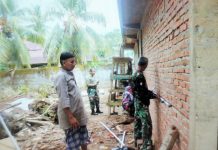 Satgas TMMD ke-117 Kodim 0416/Bute Gotong Royong Pasang Pipa Paralon Musholla