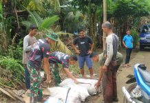 Satgas TMMD ke-117 Kodim 0416/Bute Komsos dengan Petani Karet