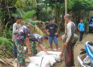 Satgas TMMD ke-117 Kodim 0416/Bute Komsos dengan Petani Karet