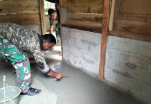 Pengerjaan RTLH Tahap Pengacian Lantai, Edi Candra Senang Rumahnya Dibangun TNI