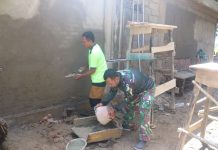 Satgas TMMD Bersama Warga Plester Dinding Tempat Wudhu dan MCK Musholla Ar-Rahman