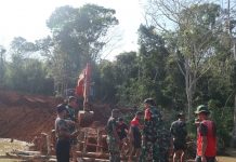 Dansatgas TMMD ke-117 Kodim 0416/Bute Letkol Evid Nirwan Tinjau Pembukaan Jalan Baru