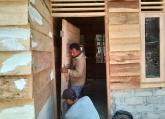 Rehab RTLH Milik Edi Candra Masuk Tahap Pemasangan Pintu